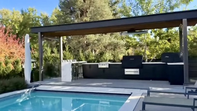 FOTO: Nechybí ani bazén s terasou.