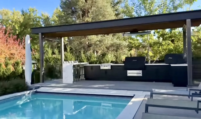 Nechybí ani bazén s terasou. 