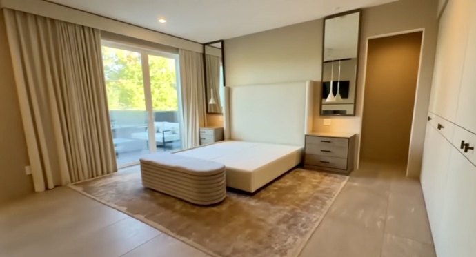 Dům má několik ložnic. 