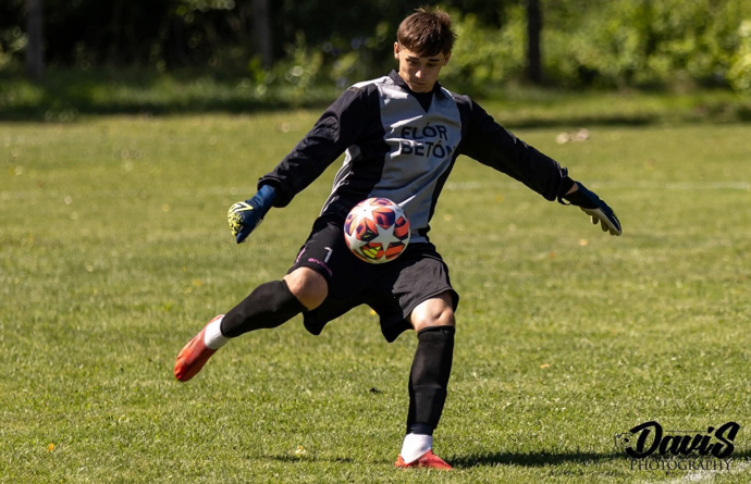 Nikolas měl autonehodu.