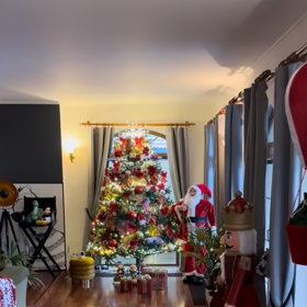 Jan Bendig zdobil interiér domu. 