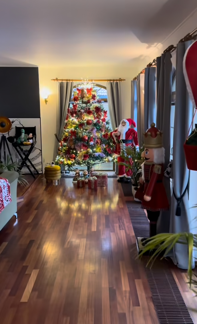 Jan Bendig zdobil interiér domu. 