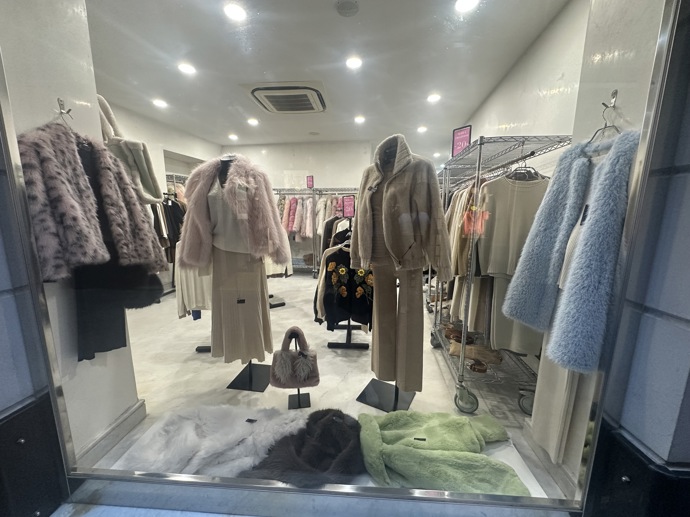 Luxusnější značky nabízejí kromě klasických béžových nebo hnědých variant také pastelové modely. A to pistáciově zelené...