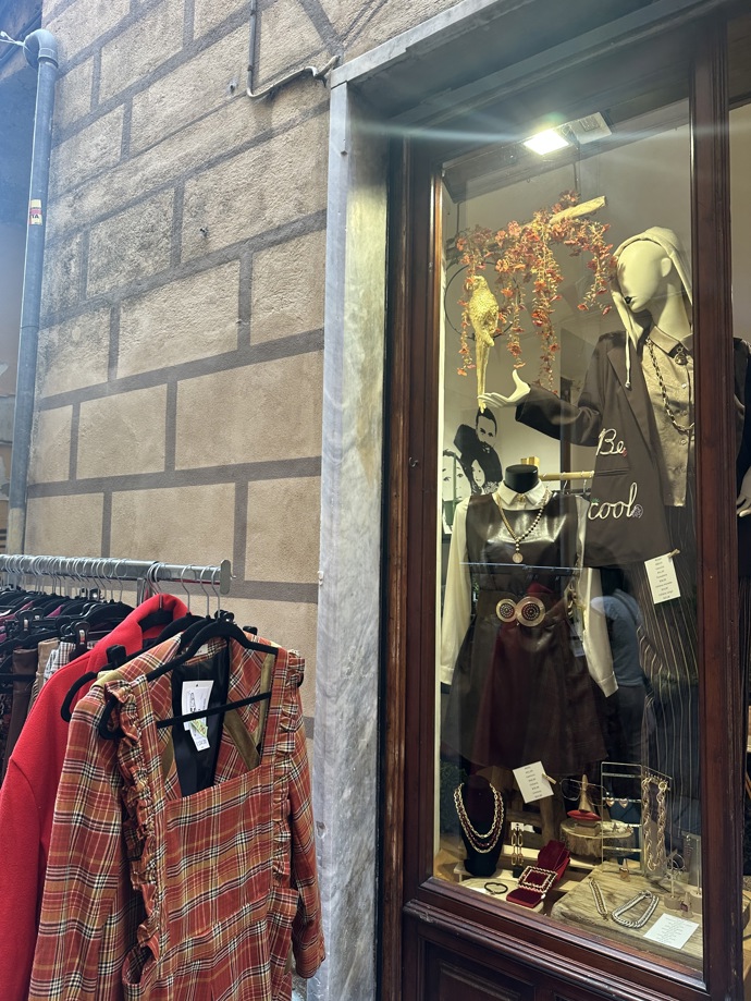 Módní redaktorka Lifee nahlížela i do klasických obchodů. Některé z nich mají během hezkého počasí část svého sortimentu k nahlédnutí i venku