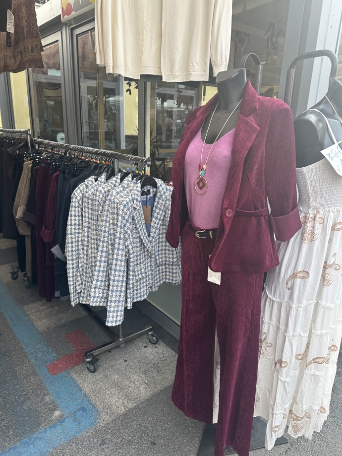 Také italské tržiště hrálo různými odstíny vínové. Nechyběly ani kalhotové kostýmky...