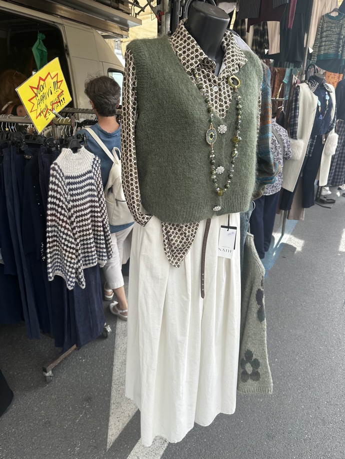 Podzimní italský styl se letos neobešel ani bez vestiček.