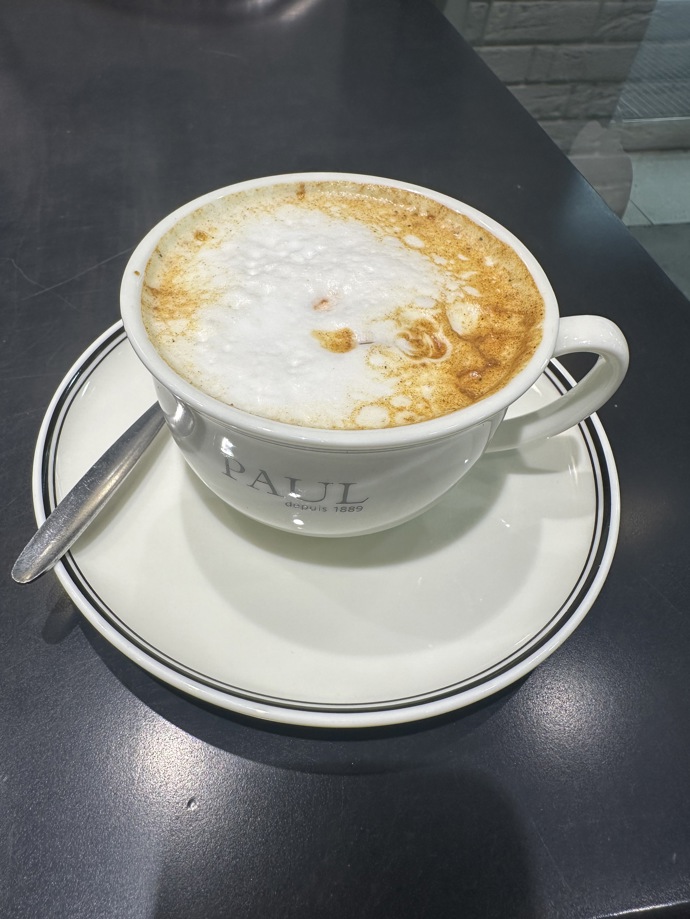 Kurkuma latte vypadá hřejivě už na pohled.