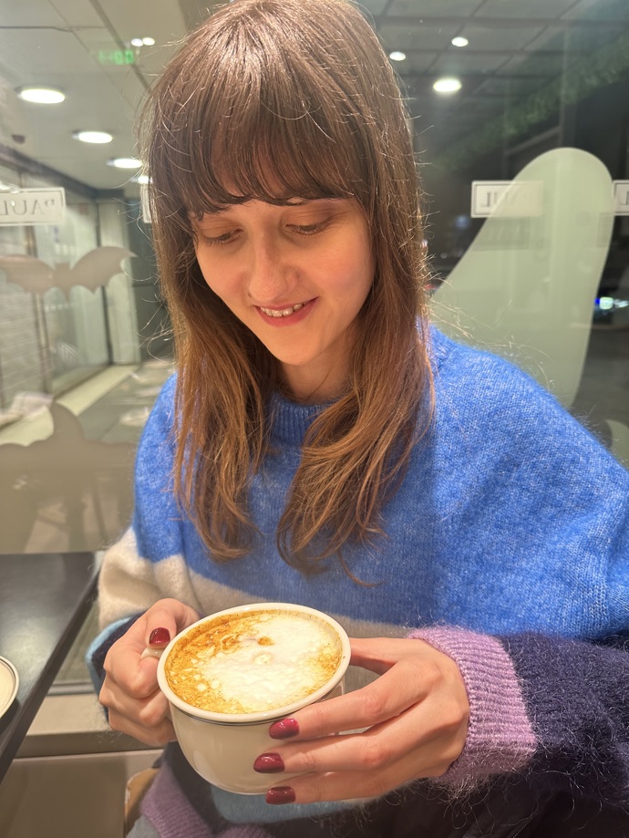 I tahle káva redaktorku Moniku příjemně překvapila. Nevšední chuť je o to lahodnější, že v sobě navíc spojuje i pro tělo prospěšné účinky kurkumy