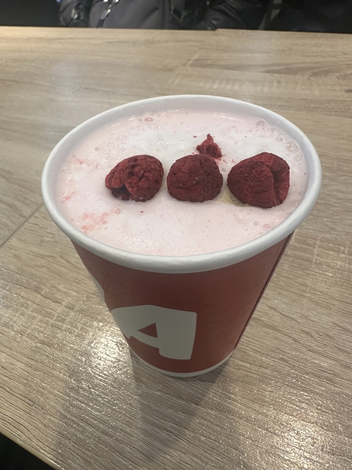 Latte s příchutí růžové karamelky z čerpací stanice OMV je dobrým kompromisem mezi přijatelnou cenou a zajímavou chutí. Bonusem je, že vám kávu hezky naservírují a můžete si ji vychutnat kdekoliv na cestách