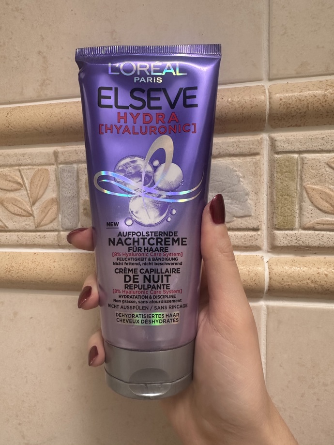 Redaktorku Lifee trápí oslabené, mdlé délky a suché konečky se sklony k třepení. Noční krém na vlasy L’Oréal Paris Elseve Hyaluron Plump, který pořídíte za 109 Kč, po probuzení příjemně překvapil hydratací bez zatížení