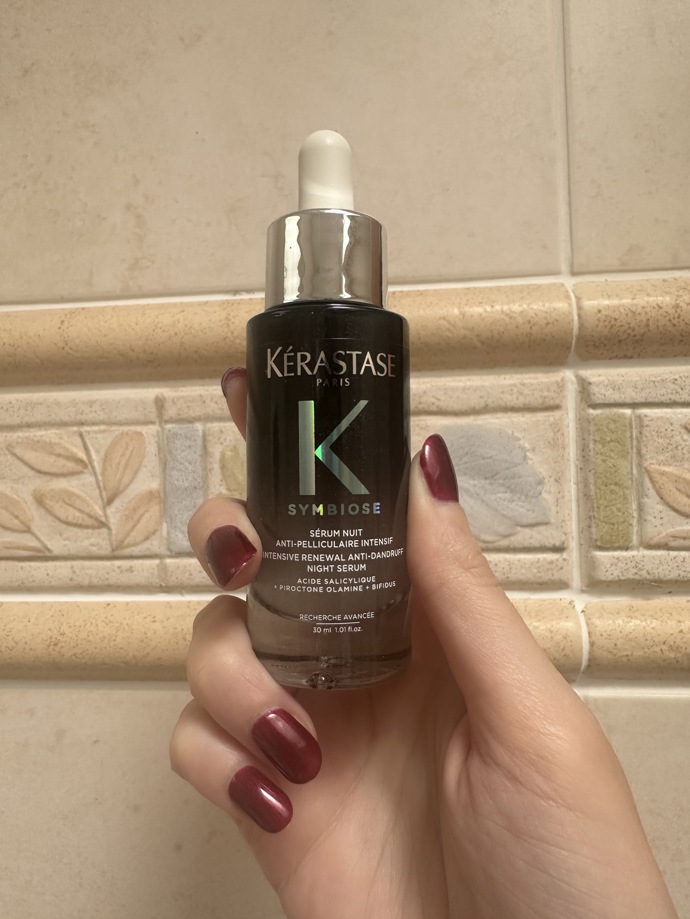 Pokožku hlavy má redaktorka Lifee citlivější a mastnější. Noční sérum Kérastase Symbiose Sérum Cellulaire Nuit ji zklidnilo, vlasy se méně mastily a postupně začaly ubývat i lupy. Produkt seženete od 735 Kč