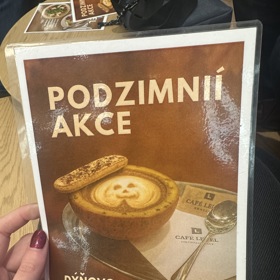 Módní redaktorka Lifee na chvíli upustila od svých obvyklých témat a vyrazila na průzkum podzimních káv. Její kroky namířily třeba do Café Level v Bílé labuti