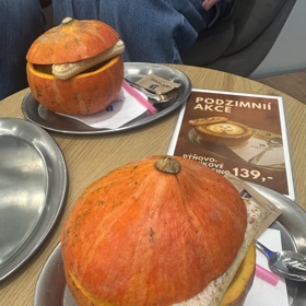 Právě tady vám naservírují podzimní cappuccino přímo v čerstvé dýni