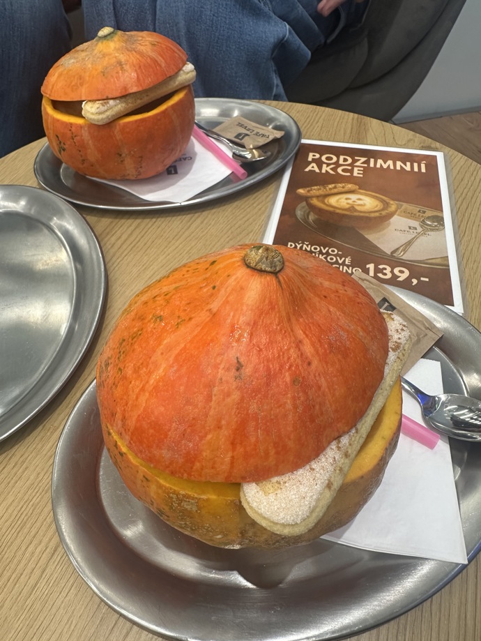 Právě tady vám naservírují podzimní cappuccino přímo v čerstvé dýni