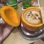 Po odklopení na vás čeká chutná káva s obličejem a sušenkou.