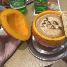 Po odklopení na vás čeká chutná káva s obličejem a sušenkou.