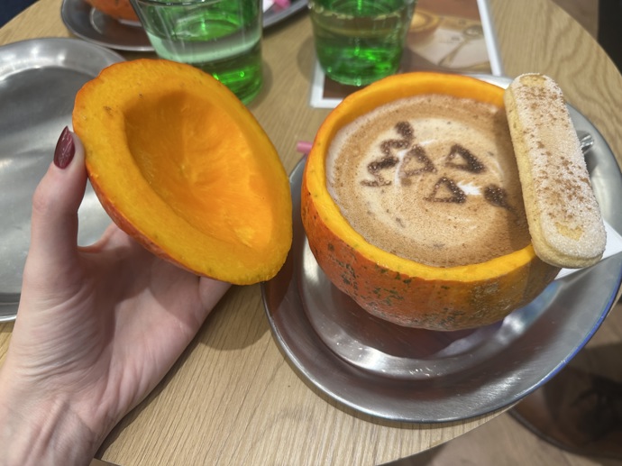 Po odklopení na vás čeká chutná káva s obličejem a sušenkou.