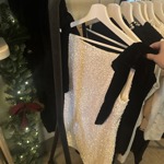 V aktuálních kolekcích najdete spoustu kousků s kontrastními mašlemi, a to v klasickém a nadčasovém černobílém provedení, které tak rázem získá jiný šmrnc...