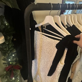 V aktuálních kolekcích najdete spoustu kousků s kontrastními mašlemi, a to v klasickém a nadčasovém černobílém provedení, které tak rázem získá jiný šmrnc...