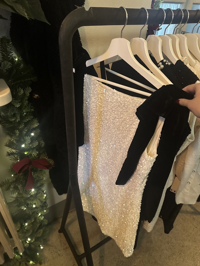 V aktuálních kolekcích najdete spoustu kousků s kontrastními mašlemi, a to v klasickém a nadčasovém černobílém provedení, které tak rázem získá jiný šmrnc...