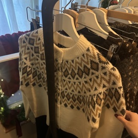 Na lov svetrů s tímto motivem se proto vydala i módní redaktorka Monika.