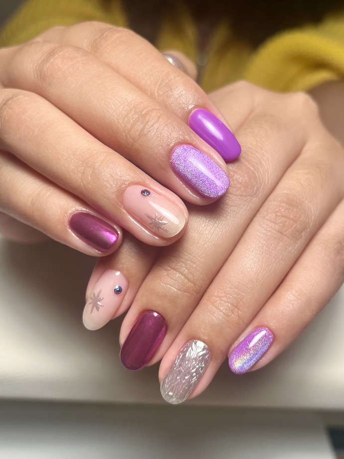 Odstíny syté fialové i žvýkačkové růžové letos válcují tradičnější podzimní barvy.