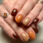 Podzimním nehtům letos vévodí hnědé tóny.