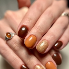 Podzimním nehtům letos vévodí hnědé tóny.