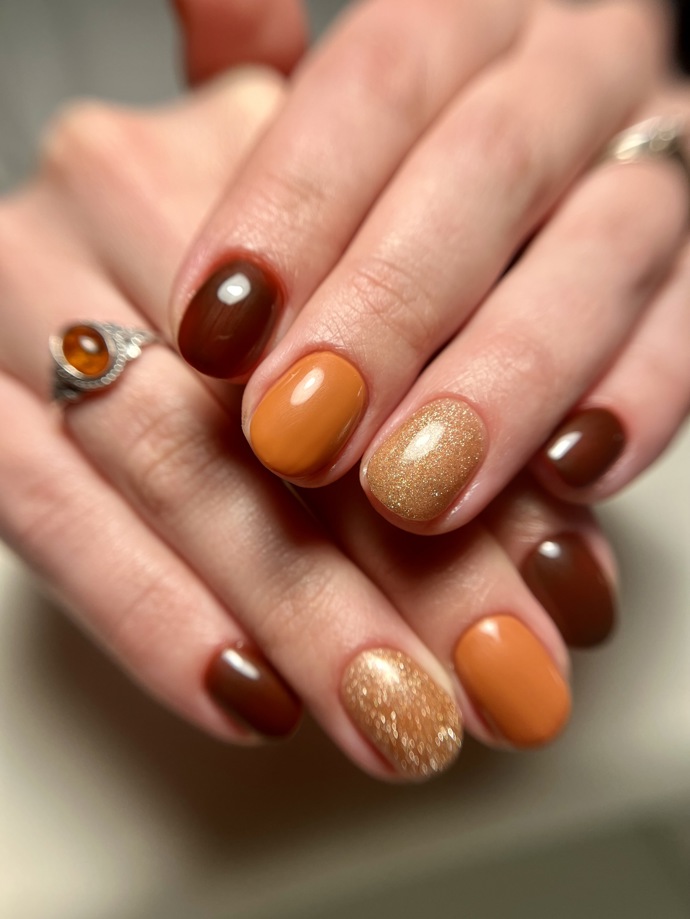 Podzimním nehtům letos vévodí hnědé tóny.