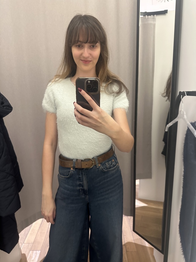 V obchodech jsou ale aktuálně k dostání i svetry v něžných pastelových odstínech. Na své si tak přijde opravdu každá z nás