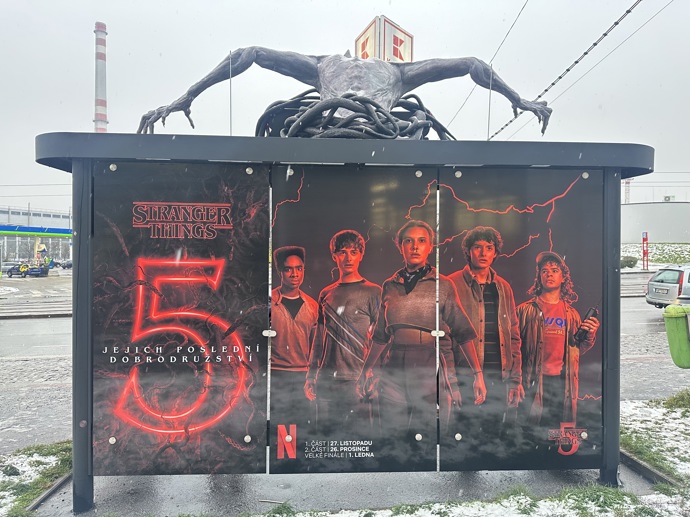 Vybrané pražské zastávky se zahalily do designu s motivy seriálu.