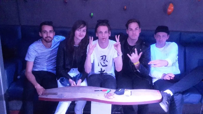 Seriálu propadla i redaktorka Lifee Monika, která se před necelými 10 lety jako začínající redaktorka pracovně v Praze setkala s hercem a zpěvákem Jamiem Campbellem Bowerem (uprostřed). Ten ve Stranger Things ztvárňuje záporáka Vecnu.