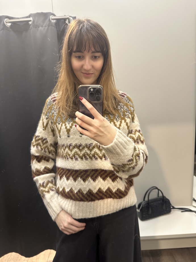 Na první pohled klasičtější kousky obohacují moderní i hravé prvky jako třpytivé kamínky.