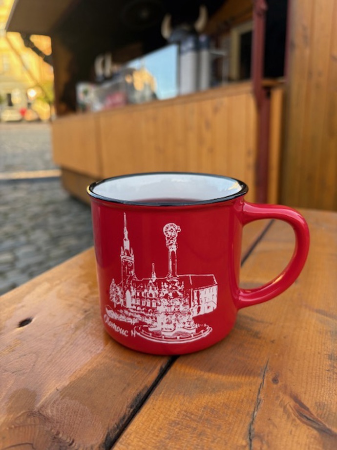 Z plecháčku se to celé pije jedna báseň. 