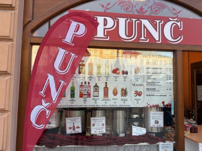 Stánků je tolik, že na ně ani nebudete stát frontu. 