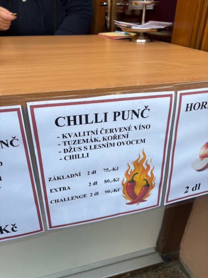 Chilli punč z Olomouce obsahuje kvalitní červené víno, koření, džus a chilli. Vyjde na 75 korun. 