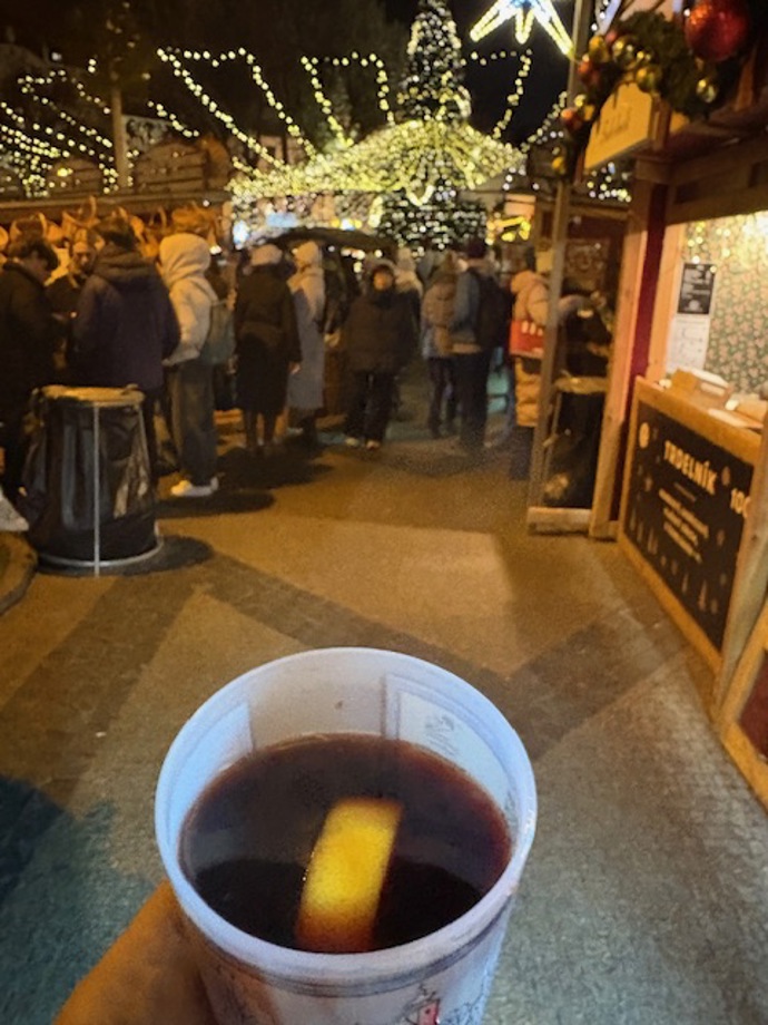 Se svařákem v ruce se vánoční atmosféra nasává o poznání lépe. 