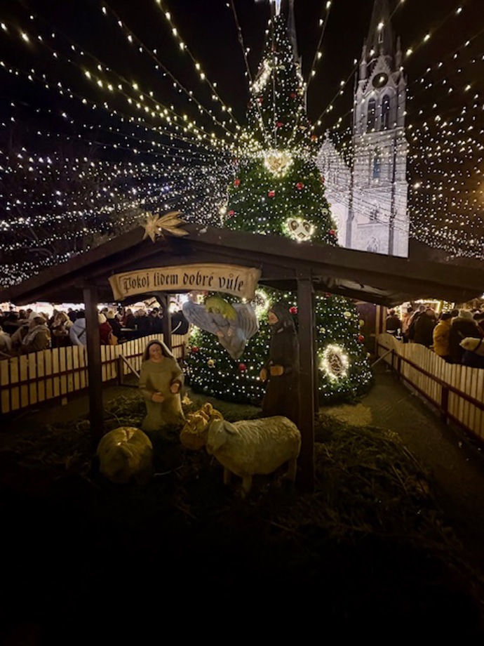 Náměstí míru už má adventní trhy krásně nazdobené. 