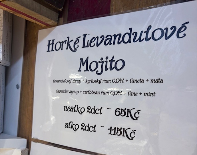 Horké levandulové mojito stojí 115 korun v alkoholické verzi. 