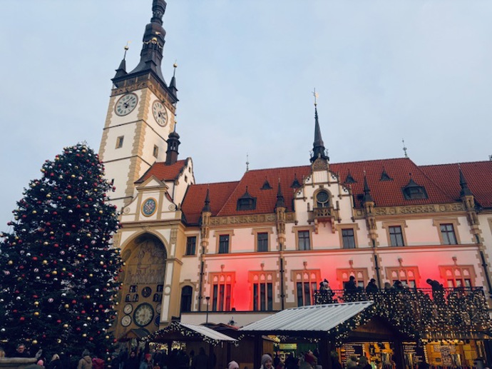 Celá budova je svátečně nasvícená. 