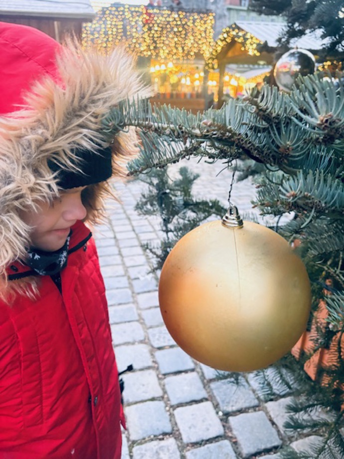 Děti obdivují zlaté koule, které jsou opravdu veliké. 