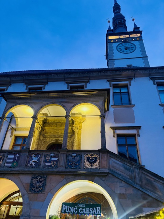 V noci se přidají vánoční světýlka. 