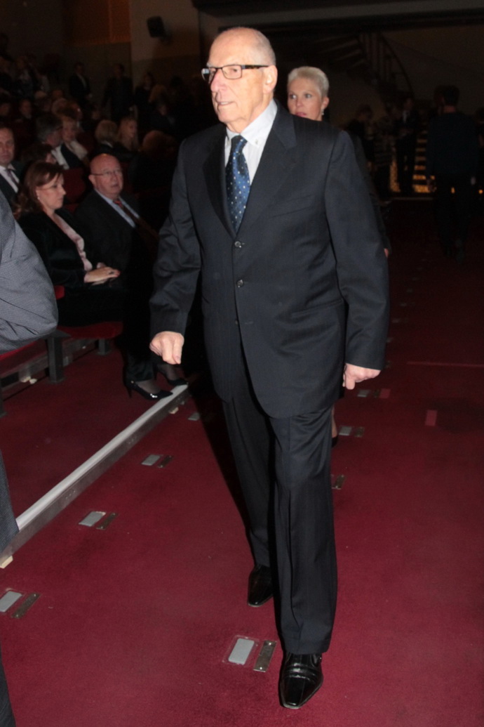 Dvakrát dokázal rakovinu porazit, boj s leukémií již ale oslabené tělo nezvládlo. Zemřel v 80 letech.