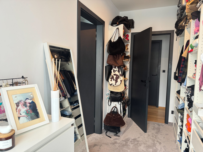 Šatna manželů Ježkových se nachází hned před ložnicí.