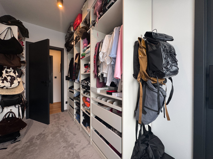 Šatna Soni a Jirky Ježkových, kudy se vchází do ložnice.