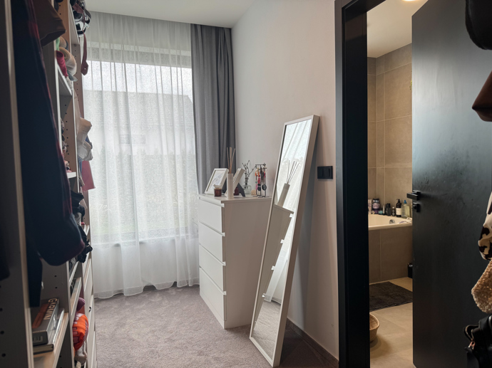 Vchod do ložnice manželů Ježkových, kde můžete napravo vidět koupelnu a vlevo šatnu.