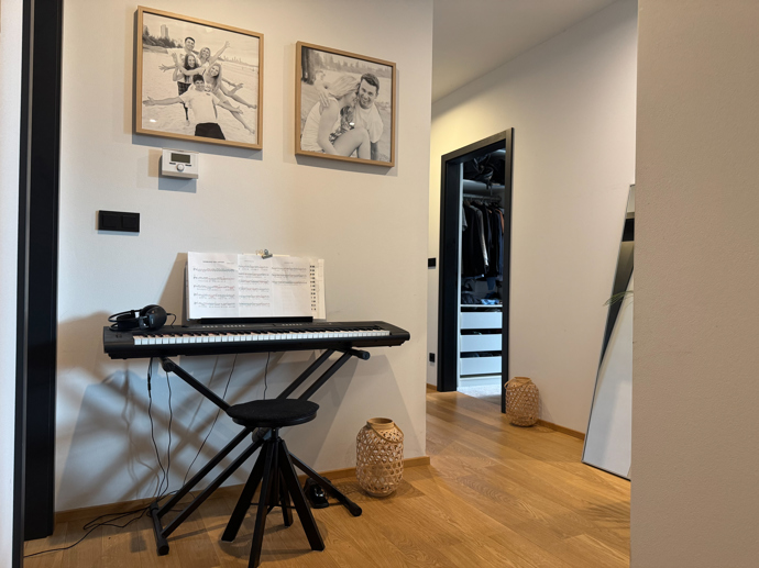 Výzdoba manželů Ježkových v jejich krásném domě, kde nechybí ani kout pro klávesy.