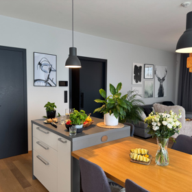 Obývací pokoj je spojený s kuchyní. Na fotce vidíte pohled z kuchyně na kout se sedací soupravou, kde manželé tráví volné chvíle a odpočívají.