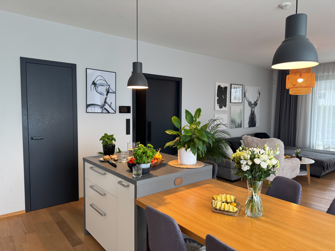 Obývací pokoj je spojený s kuchyní. Na fotce vidíte pohled z kuchyně na kout se sedací soupravou, kde manželé tráví volné chvíle a odpočívají.