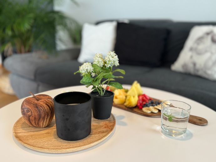 Celým domem se prolíná minimalistická výzdoba. Na snímku je malé občerstvení, které nám Soňa připravila. 